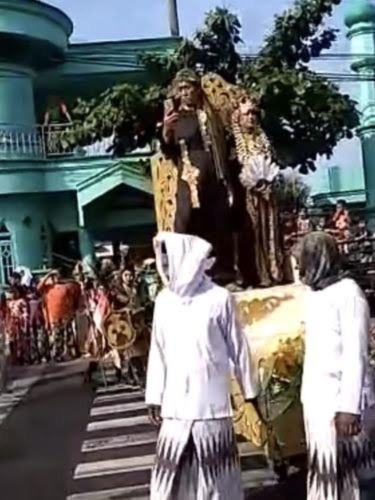 Viral! Pengantin Cantik Ini Terjungkal Saat Arak-arakan, Netizen: Lagian lagi Nikahan Malah Sibuk Main Handphone