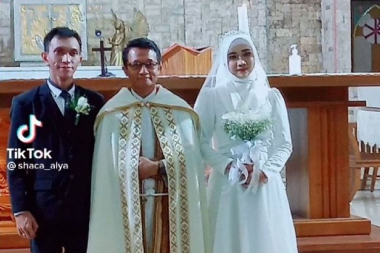 Viral! Perempuan Hijab Nikah Beda Agama di Gereja, Wakil Menteri Agama: Peristiwa Nikah Itu tidak Tercatat di KUA