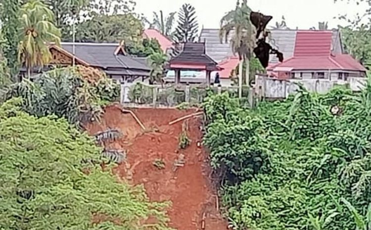 Rumah Dinas Bupati Merangin Terancam Runtuh Akibat Longsor