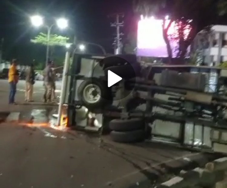 Mobil Damkar Tabrakan & Terbalik Saat Mau Padamkan Rumdis Wagub, Tiga Orang Dilarikan ke RS