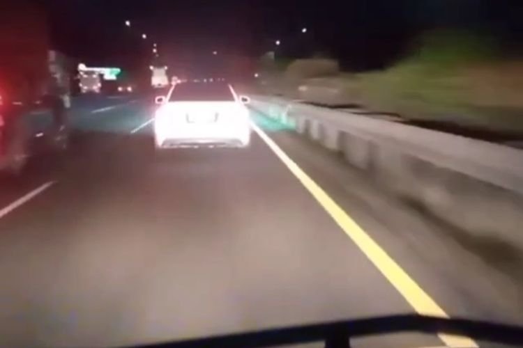 Viral! Mobil Mewah Halangi Ambulans Bawa Ibu Hamil Meski Sudah Diklakson Panjang