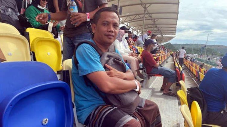 Viral! Pria Surabaya Ini Kenakan Sarung Saat Nonton MotoGP, Contoh Outfit Jokowi di IKN