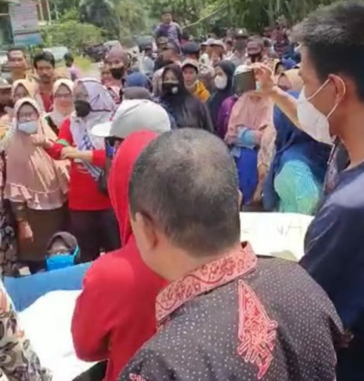 Akses Jalan Rusak Parah, Ratusan Warga Blokir Jalan Masuk ke Desa Talangduku