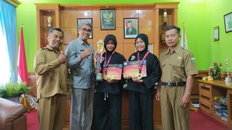 Dua Siswi SMP Muaro Jambi Ini Raih Emas di Internasional Open Cup Pencak Silat di Bandung