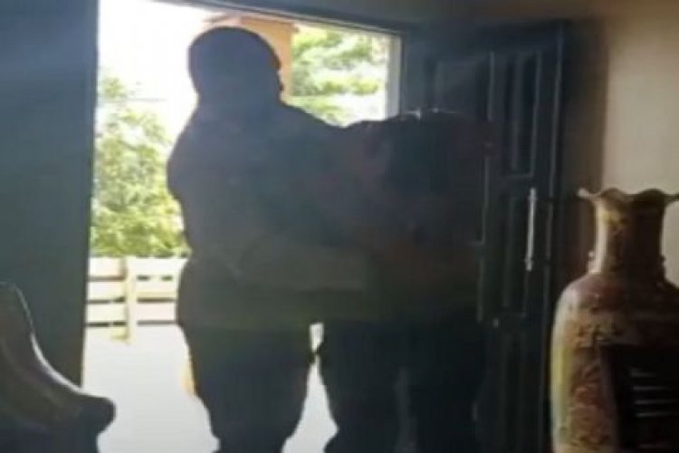 Heboh! Polisi Ini Gebuk Anggota Brimob, Ternyata....