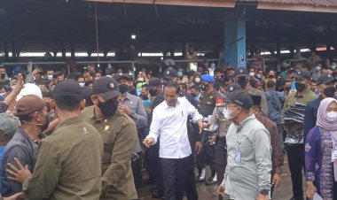 Jokowi Kunjungi Pasar Angso Duo di Jambi, Bagi-bagi Duit Modal Rp1,2 Juta ke Pedagang