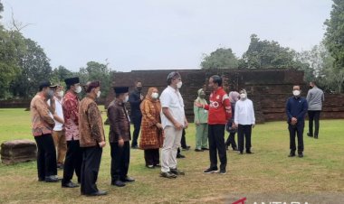 Jokowi Jalani Ritual Basuh Tangan dengan Air Sumur dari lokasi Candi Kedaton Muarojambi