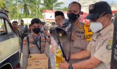 Asyik! Tertib Mengantri di SPBU Sopir Truk Dibagi Minyak Goreng