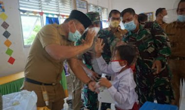 Sekda Budi Hartono Pantau Pelaksanaan Vaksinasi di SD Negeri 03 Senaung