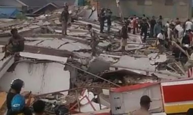 Bruuuk!! Alfamart Gambut Kalsel Tiba-tiba Ambruk Rata dengan Tanah, Belasan Orang Tertimbun