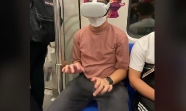 Viral! Pria Kerja dari Metaverse di MRT, Netizen: Disisi Lain, Bos Bakal Ngasih Kerjaan kapan Pun