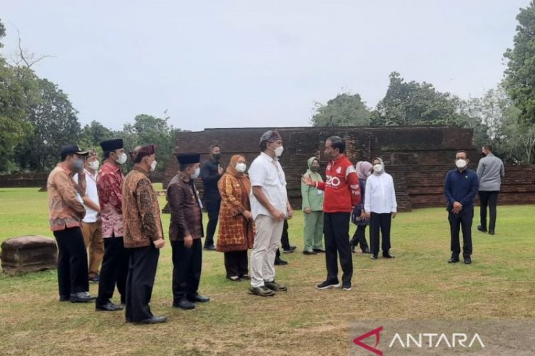 Jokowi Jalani Ritual Basuh Tangan dengan Air Sumur dari lokasi Candi Kedaton Muarojambi