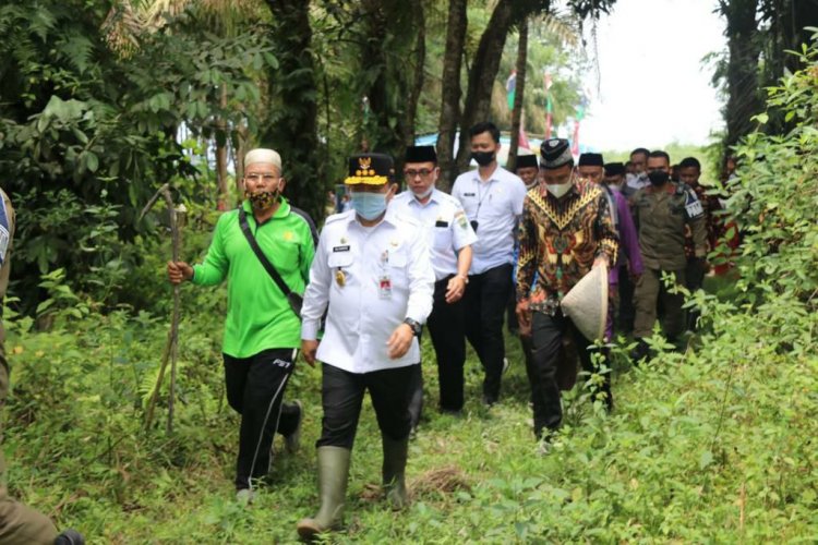 Gubernur Haris Bersua Masyarakat di Acara Sedekah Payo