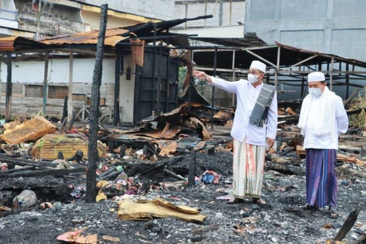 Didampingi Bupati, Gubernur Al Haris Serahkan Bantuan ke Korban Kebakaran di Tanjabbar