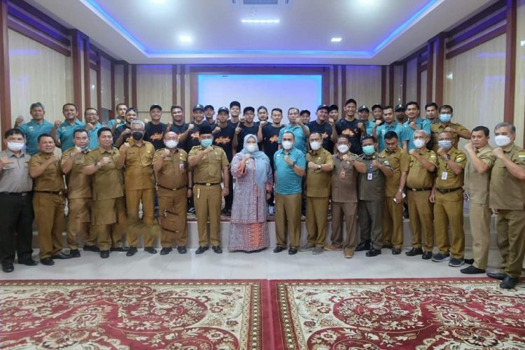 Bupati Masnah Lepas Tim Sepak Bola Muaro Jambi ke Turnamen Gubernur Cup