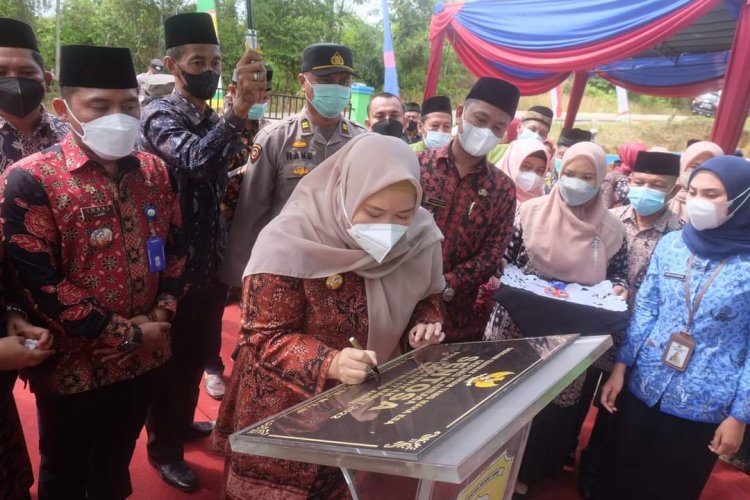 Bupati Masnah Resmikan Gedung Serba Guna Desa Suak Putat