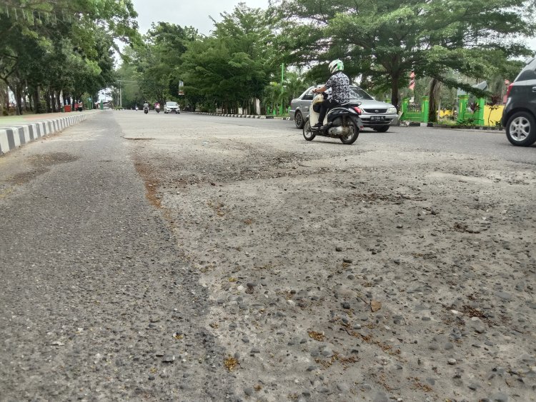 Jalan Taman Depan Kantor Bupati Rusak Parah, Kabid Cipta Karya: Tahun Depan Kami Anggarkan Perbaikan