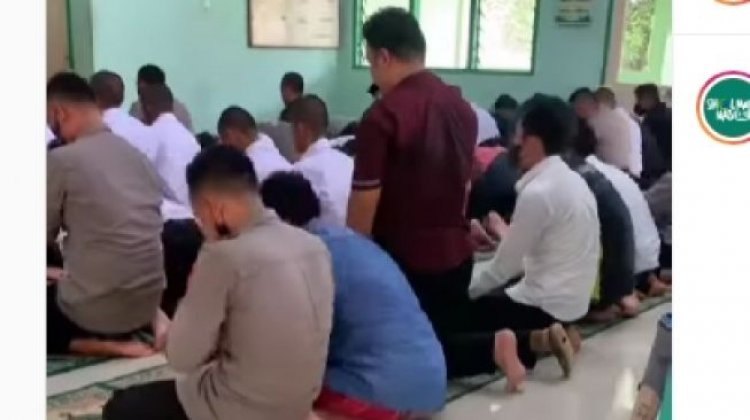 Viral! Terlihat Kaki Jamaah Saat Salat Bikin Salah Fokus, Netizen: Auto Tertampar....