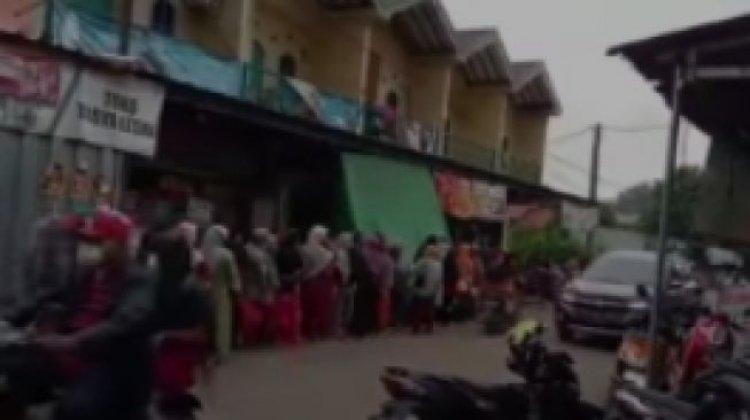 Mafia Migor Ditangkap, Antrian Emak-emak Beli Minyak Tetap Viral, Netizen: Gara-gara Kemendag Rakyat jadi seperti Ini