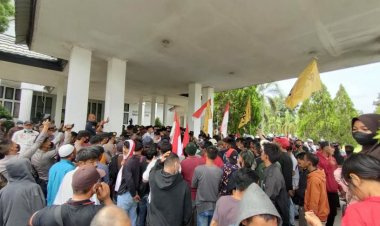 Geruduk Kantor Bupati, Warga Sakean Minta Akiang Pemilik PT EWF Ditangkap