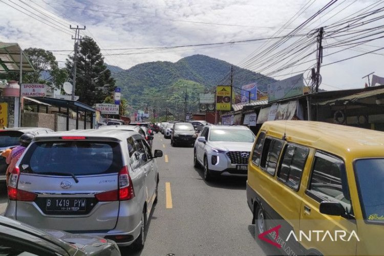 Antrian Mobil di Puncak-Cianjur terus Mengular pada H+2 Lebaran