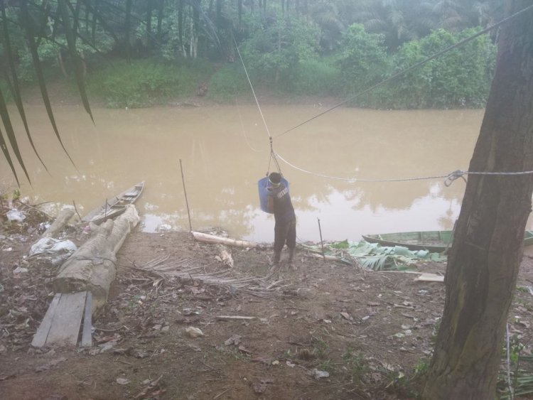 Tak Ada Jembatan, Warga di Desa Ini Kesulitan Keluarkan Hasil Kebun