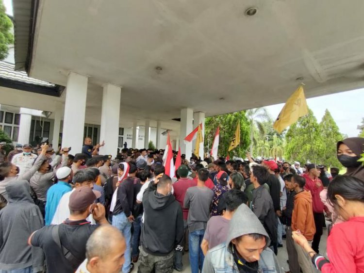 Geruduk Kantor Bupati, Warga Sakean Minta Akiang Pemilik PT EWF Ditangkap