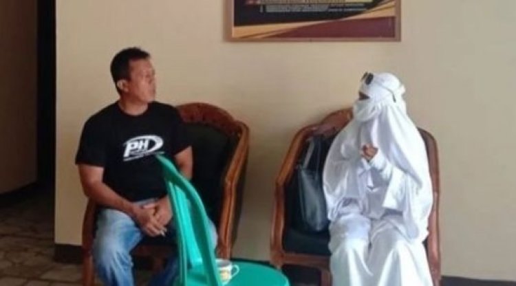 Viral! Video Wanita Bercadar Meminta-minta, Ternyata Gegara Punya Utang Pinjol