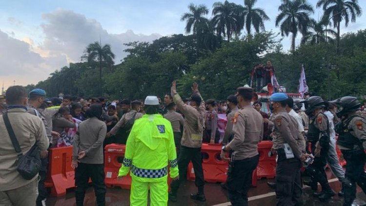 Demo BEM Kampus Muhammadiyah di Patung Kuda Ricuh, Kapolsek Gambir Terinjak-injak, 26 Diamankan