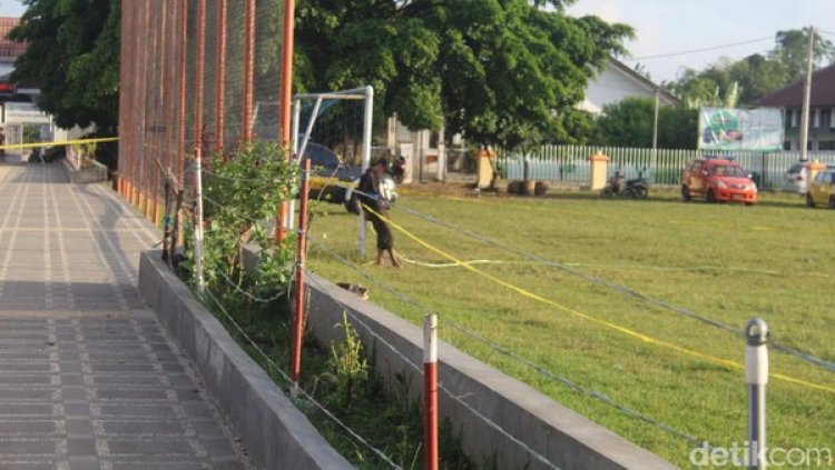 Pria Misterius Diduga Bawa Bom Sempat Diikat Tiang Gawang Sepakbola