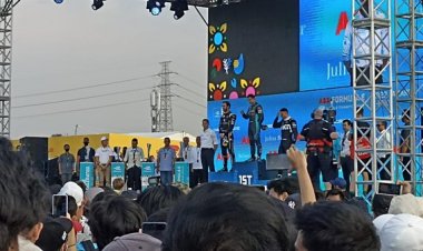 Heboh! Jokowi Serahkan Piala Pemenang Formula E Mitch Evans, Anies Serahkan Piala Tim