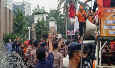 Heboh! Demo Buruh di DPR Ricuh, Massa Tabrak Kawat Berduri Pakai Mobil