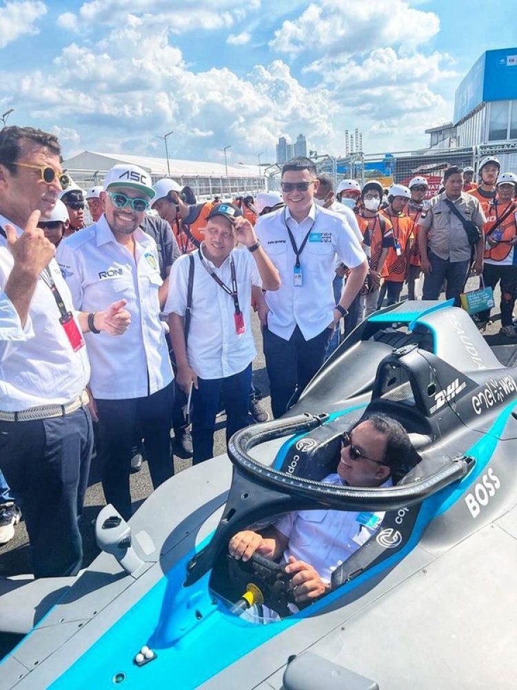 Pantau Persiapan Sirkuit di Ancol Anies Coba Mobil Formula E, Ada yang Panas Nih!