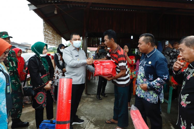 Salurkan Bantuan Korban Kebakaran, Bupati Bungo Mashuri: Sebagai Bentuk Empati Pemkab Bungo