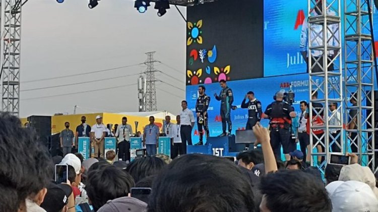Heboh! Jokowi Serahkan Piala Pemenang Formula E Mitch Evans, Anies Serahkan Piala Tim