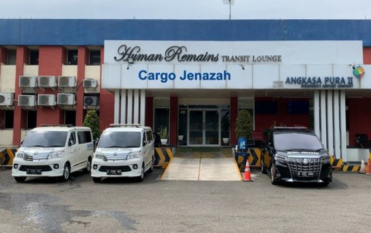 Jenazah Putra Ridwan Kamil Tiba di Indonesia, Keluarga Menyambut di Kargo