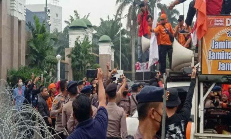 Heboh! Demo Buruh di DPR Ricuh, Massa Tabrak Kawat Berduri Pakai Mobil