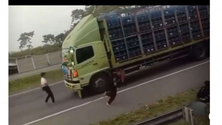 Duh Dik! Tiga ABG Ini Hadang Truk di Tol Tangerang Demi Bikin Konten Viral
