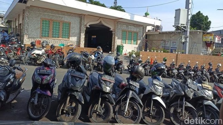 Viral! Masjid Al Ikhlas Jakarta Barat Dinarasikan Jadi Arena Parkir Motor, Begini Kata DKM