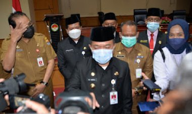 Gubernur Al Haris Lantik Kepsek Titian Teras dan SMK N 3 Kota Jambi