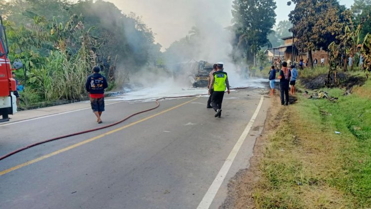Brakkk!! Tabrakan Hebat di Tempino, Satu Mobil Hangus Terbakar