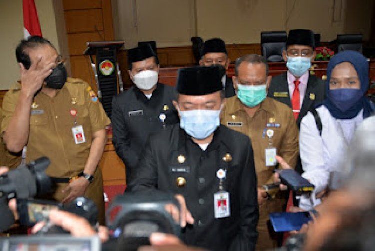 Gubernur Al Haris Lantik Kepsek Titian Teras dan SMK N 3 Kota Jambi