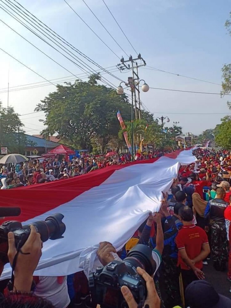 Pecahkan Rekor MURI, Bendera Sepanjang 2.500 Meter Keliling Muara Bungo