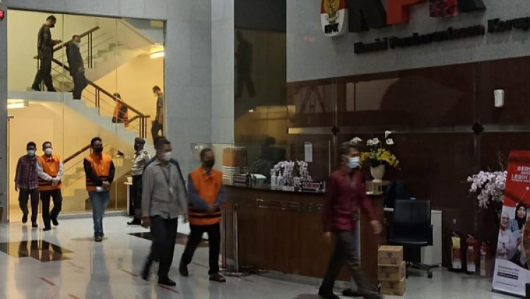 Diborgol dan Berompi Oranye KPK, Begini Kondisi Rektor Unila