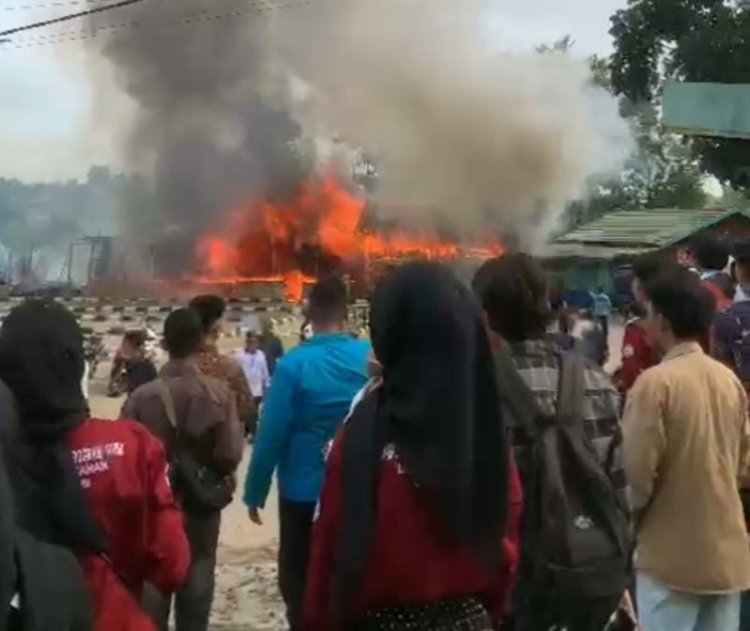 Terdengar Dentuman Keras! 5 Bangunan Kantin di Depan Kampus UIN Sutha Jambi Ludes Terbakar