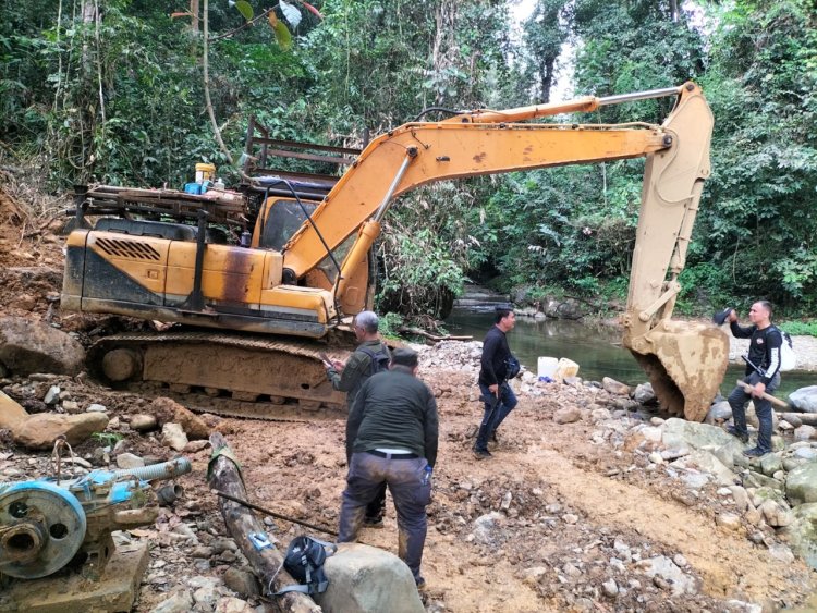 Razia PETI di Hutan Dusun Sungai Telang Bungo, Dua Orang dan Alat Berat Diamankan