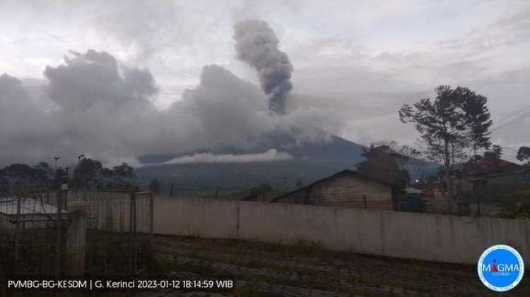 Gunung Kerinci Erupsi, Kolom Abu Hingga 1.200 Meter