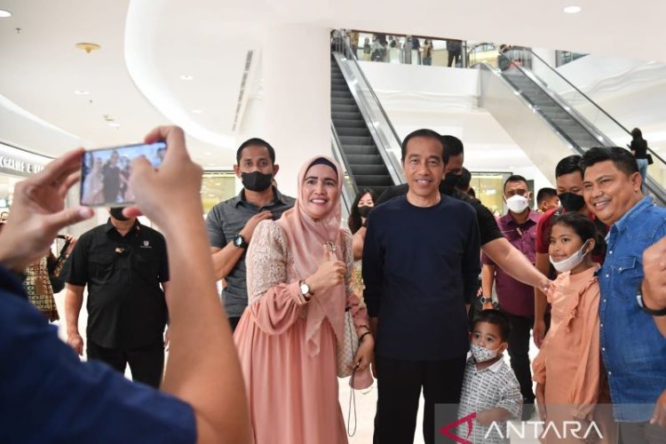 Jokowi ajak Dua Cucunya Jalan-jalan di Mal di Medan