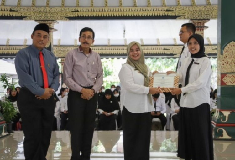 Bukti Kompetensi! Bupati Sleman Serahkan Sertifikat Pendidik kepada 185 Guru