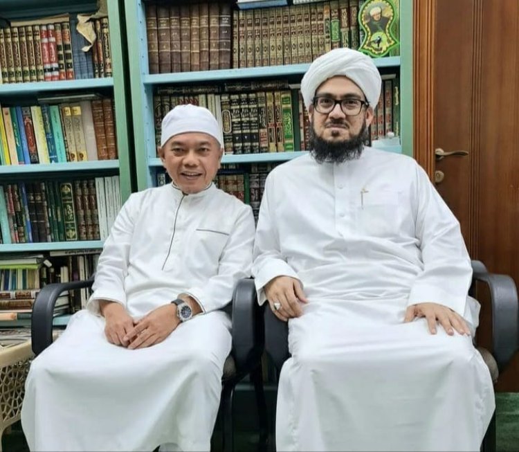 Bertemu dengan Ulama Terkemuka di Mekkah, Gubernur Al Haris Dipasangkan Kopiah